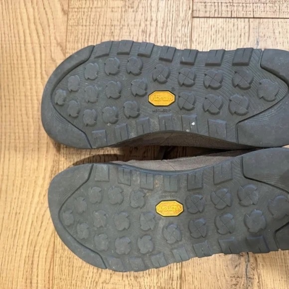 LIKE NEW North Face Shoe Collection - Picture 4 of 14